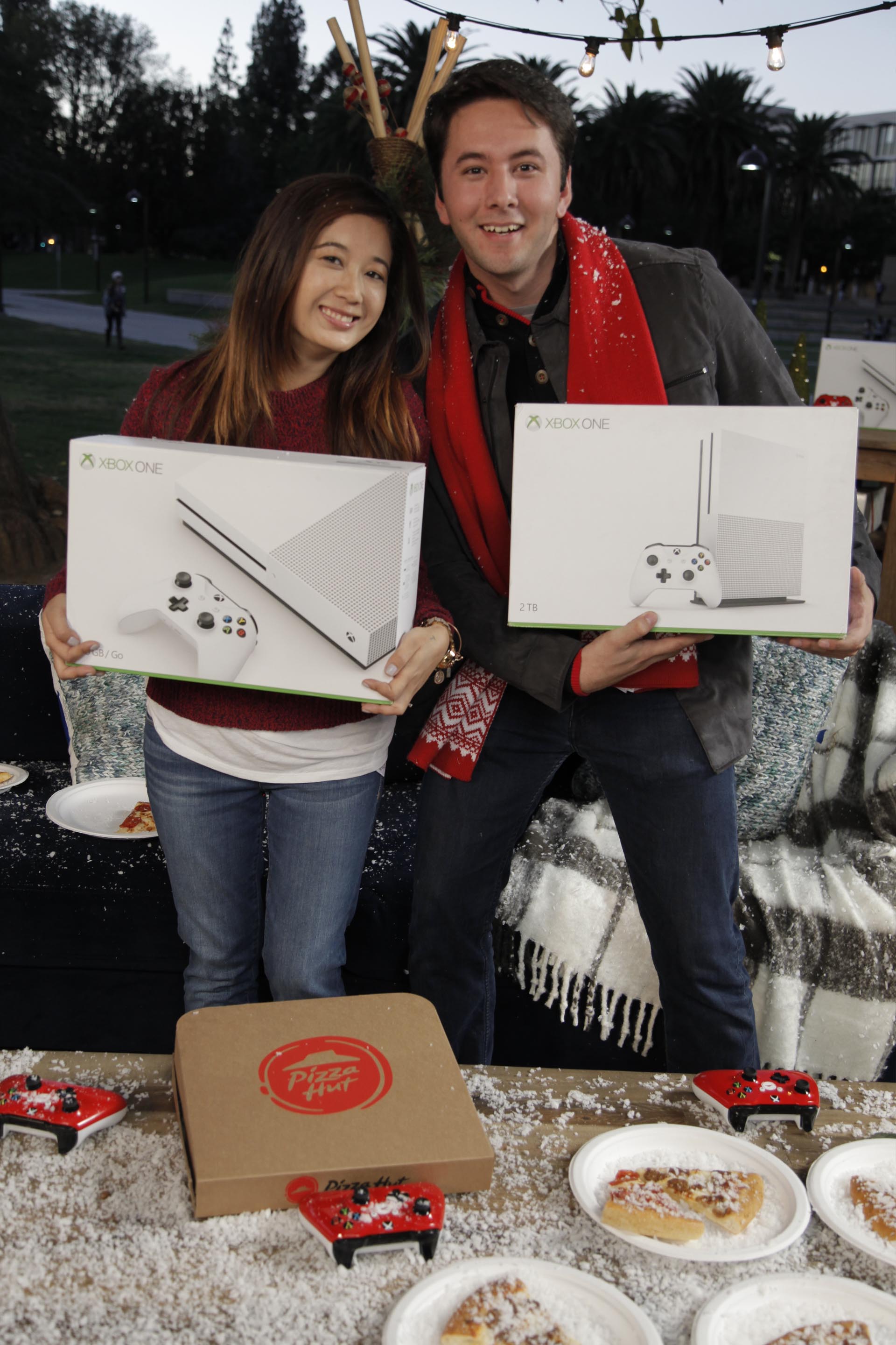 25 Days of Christmas - Get An Exclusive Look Behind The Scenes Of This Year's Pizza Hut Pop Up Santa! - 1010