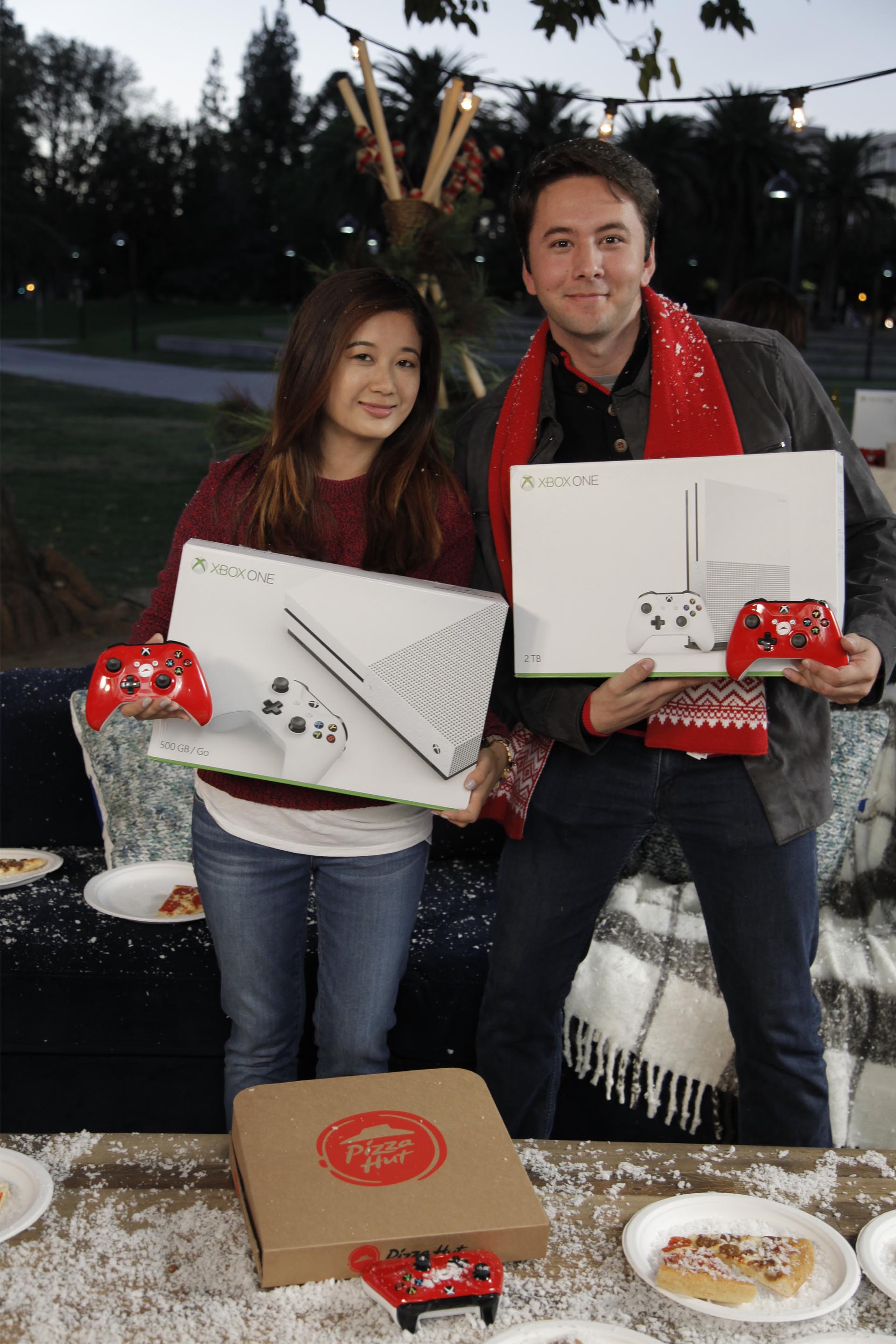 25 Days of Christmas - Get An Exclusive Look Behind The Scenes Of This Year's Pizza Hut Pop Up Santa! - 1011