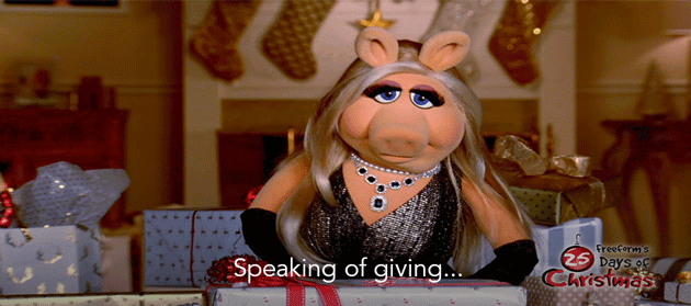 25 Days of Christmas - See What Happened When We Put Miss Piggy In A Room Full Of Presents! - 1003