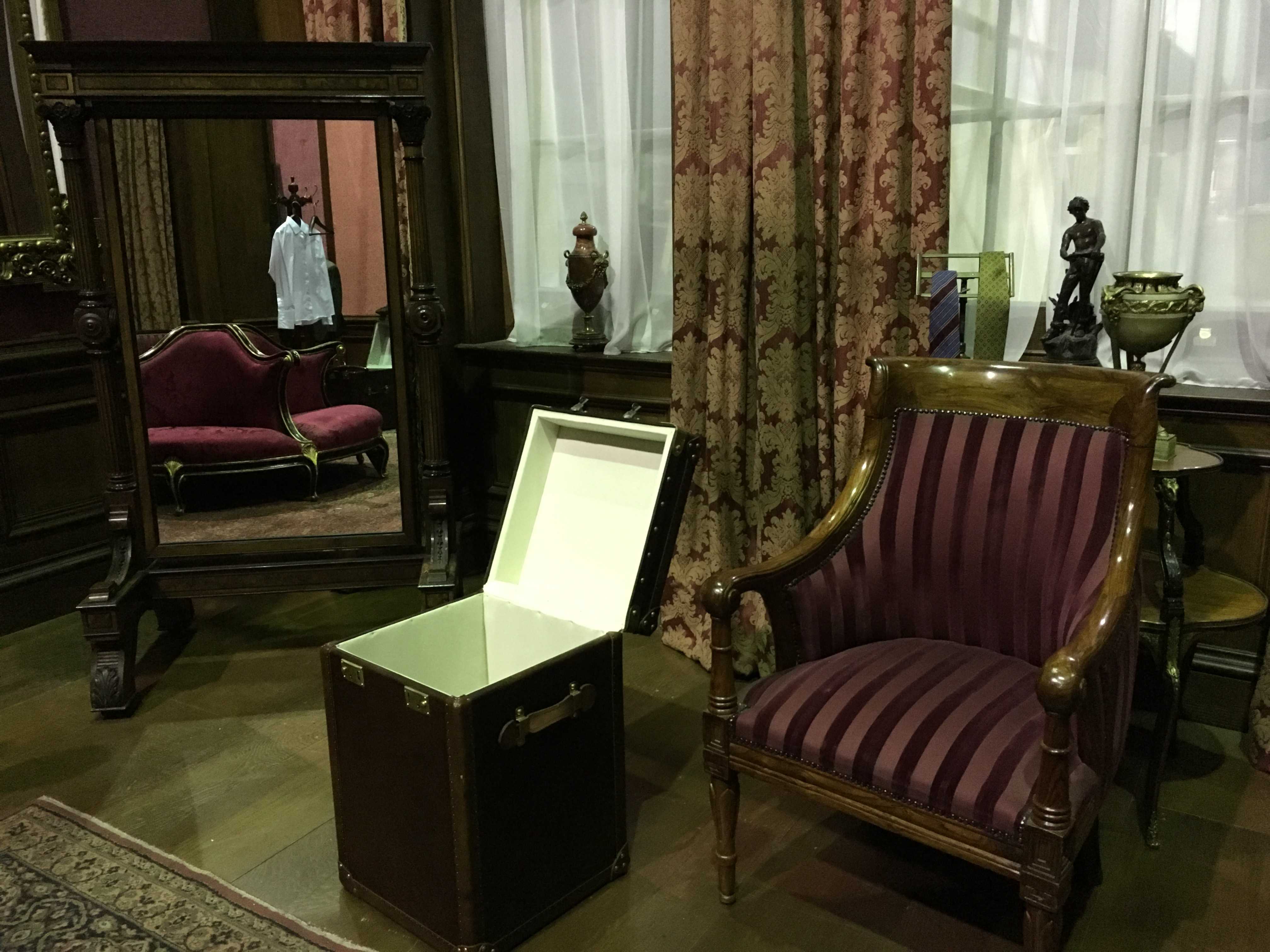 Guilt - Go Behind Closed Doors At Buckingham Palace With This Behind The Scenes Set Tour! - 1004