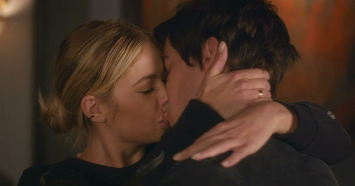 Pretty Little Liars - Your Official Recap For The Summer Finale: The Darkest Knight - 1005