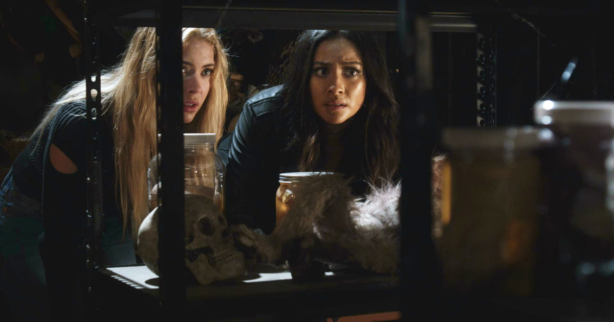 Pretty Little Liars - Your Official Recap For The Summer Finale: The Darkest Knight - 1013