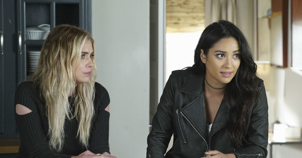 Pretty Little Liars - Check Out Our Finale Fashionistas, Jenna And Emily Who Rocked Out In Leather! - 1001