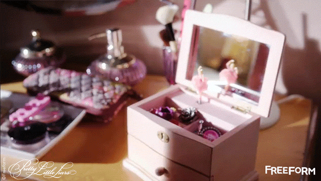 Pretty Little Liars - So We Just Saw The PLL Finale Promo And It Looks Absolutely Terrifying! - 1002