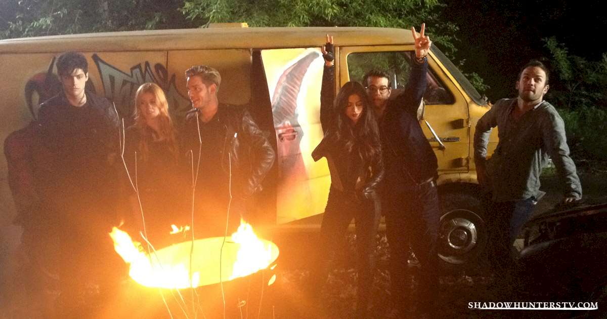 Shadowhunters - EXCLUSIVE: A Deeper Look At Simon's Yellow Van - 1004
