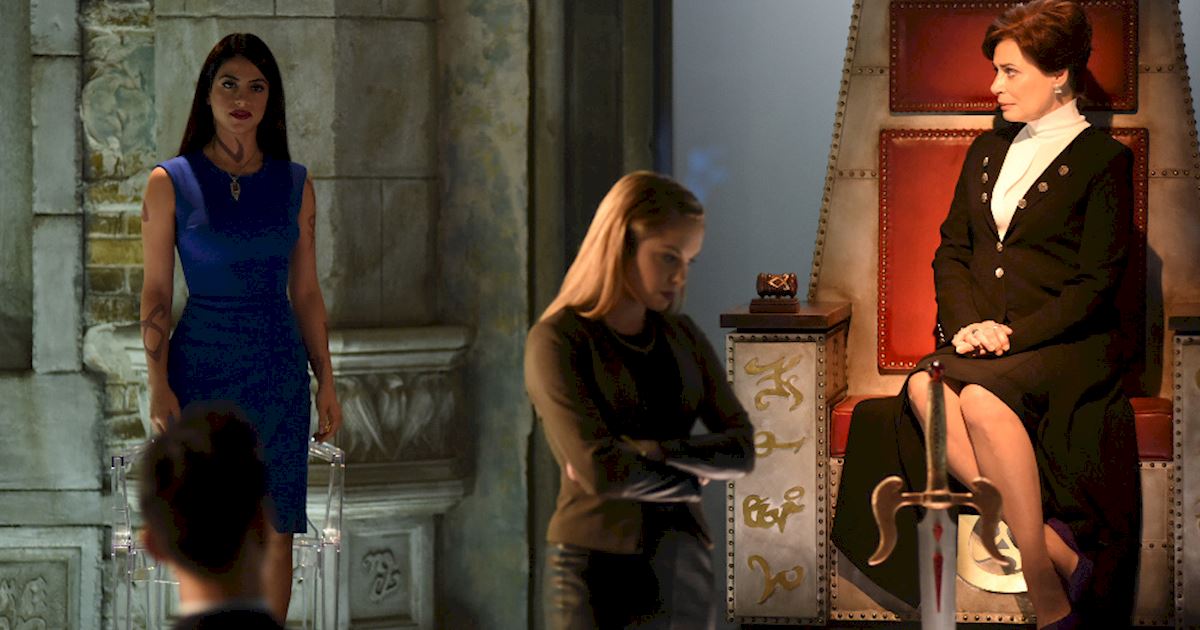 Shadowhunters - Photo Call! Behind-the-Scenes on Blood Calls To Blood! - 1021