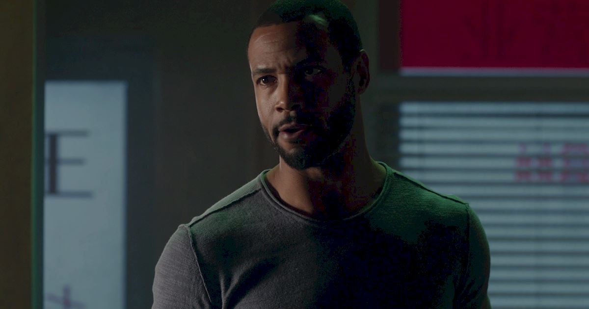 Shadowhunters - Exclusive Finale Sneak Peak: Jalec And The Werewolves Are Looking For Hodge! - 1006