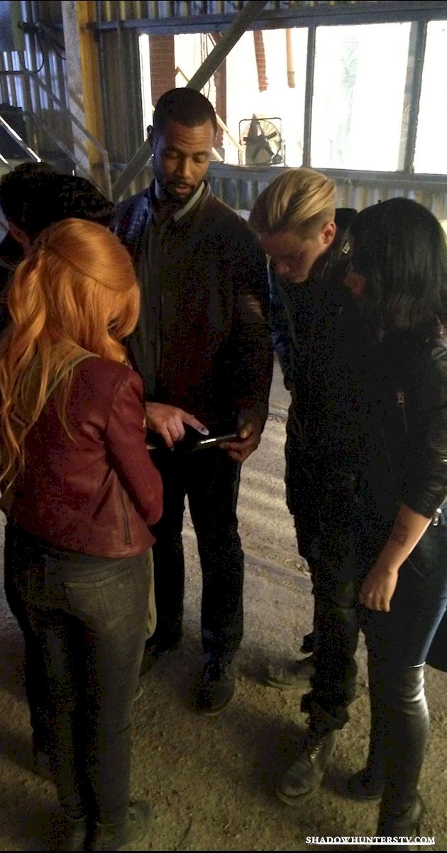 Shadowhunters - Caption This Pic: Cast Huddle - 1001