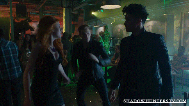 Shadowhunters - 12 Reasons Why Magnus Bane Kicks Ass As The Owner Of Pandemonium - 1006