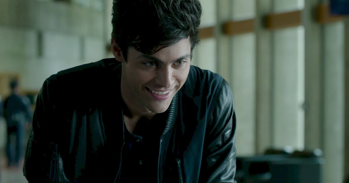 These 26 Photos Of Alec Lightwood Smiling Will Give You LIFE ...